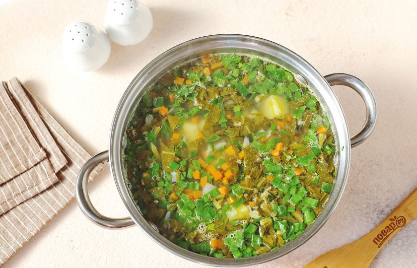 1. Этап. Суп весенний: Налейте воду или бульон в кастрюлю. Доведите до кипения и добавьте картофель. Когда картофель будет почти готов, добавьте овощную зажарку, дайте покипеть пару минут и добавьте свежую зелень и щавель. Вновь доведите до кипения, отрегулируйте на соль и снимите с огня. Суп весенний готов. Дайте ему настояться 10 минут и подавайте к столу.