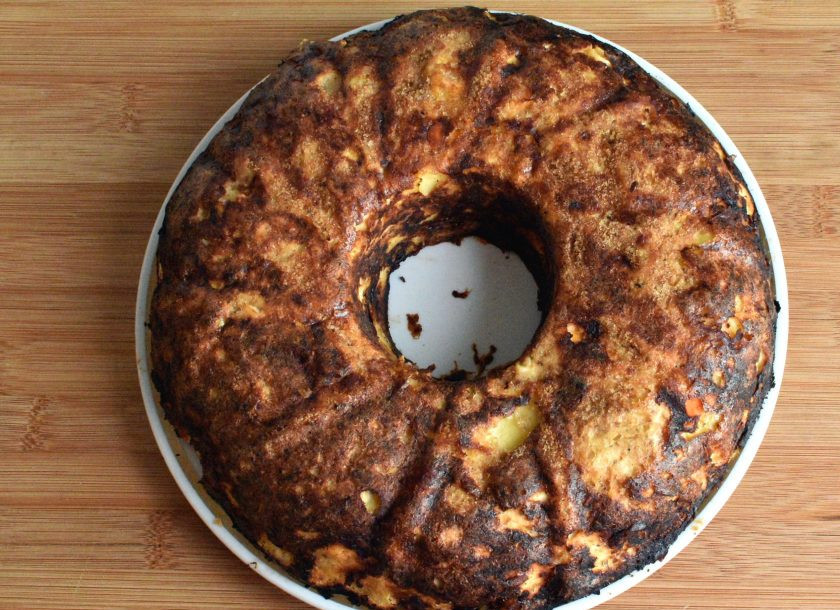 1. Этап. Запеканка-кугель из овощей с индейкой: Поставьте кугель в разогретую до 200 градусов духовку и запекайте до тех пор, пока фарш не схватиться и образуется светлая румяная корочка. Затем убавьте нагрев до 160 градусов и пеките кугель до полной готовности. Готовой запеканке дайте постоять при комнатной температуре минут 7-10, затем аккуратно переверните форму на блюдо.