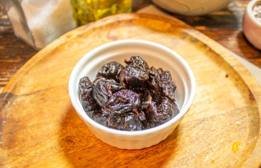 1. Этап. Хлеб с черносливом: Чернослив помойте и обсушите, нарежьте на 2-3 части.