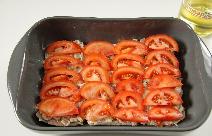 1. Этап. Язык под шубой: На грибы положите нарезанные помидоры. Посолите и поперчите слой по вкусу.