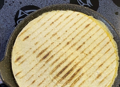 1. Этап. Завтрак на траве: Когда омлет схватится, накройте лавашом и можно накрыть крышкой, на несколько минут, чтобы омлет доготовился.