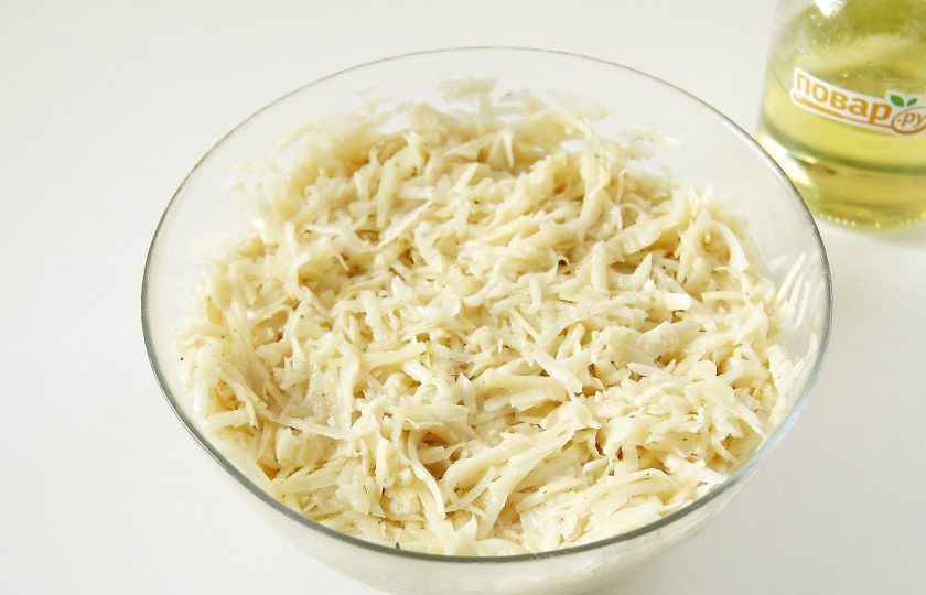 1. Этап. Картофельные оладьи по-мински: 4. Хорошо все перемешайте.