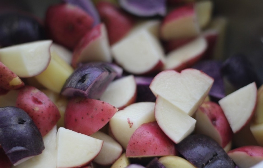 1. Этап. Картофельный салат без майонеза: Картофель хорошо помыть и порезать крупными кусочками.