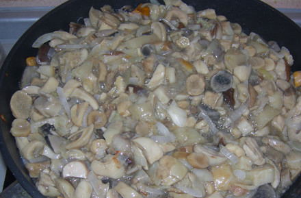 1. Этап. Пирожки с грибами в духовке: Теперь смешиваем грибы и лук, солим их и жарим все вместе еще пару минут.