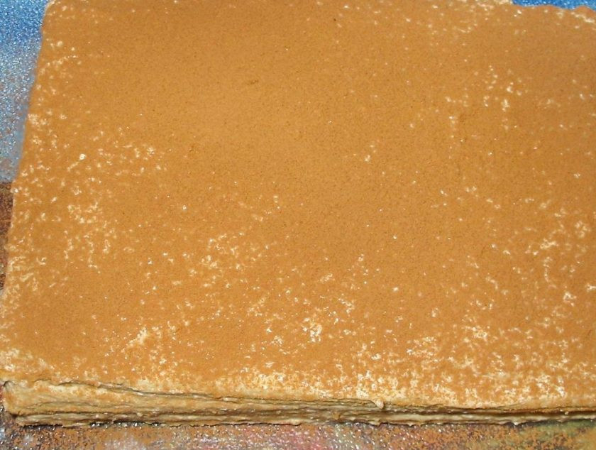 1. Этап. Тирамису Вива Италия: 15. Последний корж также промазываем кремом и посыпаем какао. Отправляем готовый тирамису в холодильник минимум на 4 часа.