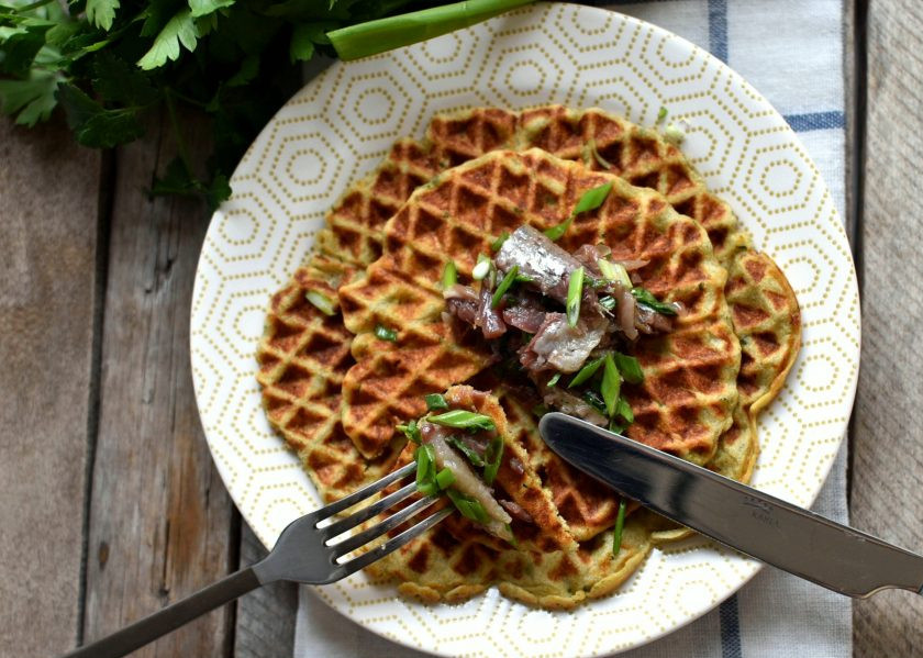 1. Этап. Закусочные картофельные вафли: Но вкуснее всего подавать их сразу, с пылу с жару. Отлично идут с селедочкой!