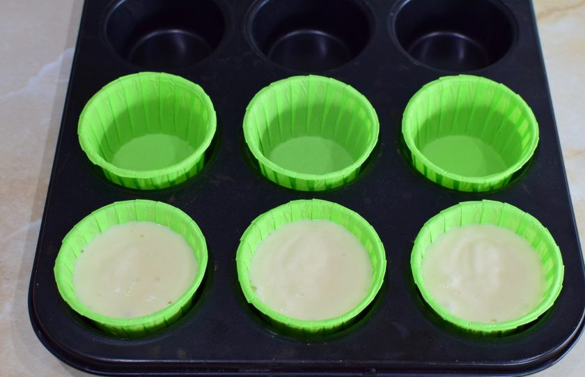 1. Этап. Ванильные кексы с кремом: Готовое тесто разливайте в подготовленные бумажные капсулы для кексов. Формочки наполняйте, примерно на 2/3 высоты.