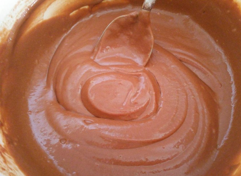 1. Этап. Винный кекс из двух видов шоколада: Тщательно перемешайте компоненты до однородного состояния. Тесто станет жиже и будет стекать с ложки.