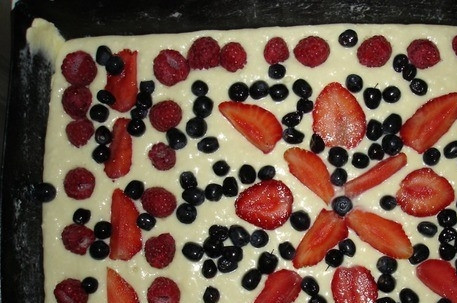 1. Этап. Ягодный пирог на творожном тесте: Все ягоды вымойте и обсушите. Затем выложите их произвольно или узором на тесто, немного вдавливая. Крупные ягоды, такие как клубника, можно разрезать пополам или на четыре части. Выпекайте пирог при температуре сто восемьдесят градусов сорок минут.