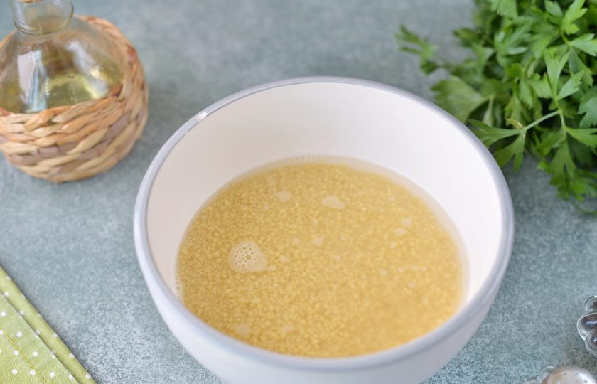 1. Этап. Кускус с вялеными томатами: Переложите кускус в глубокую миску, залейте его кипящей водой из чайника так, чтобы она была выше крупы чуть меньше сантиметра.