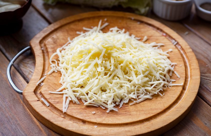 1. Этап. Салат с пекинской капустой, крабовыми палочками и сыром: Натрите сыр на крупную терку.