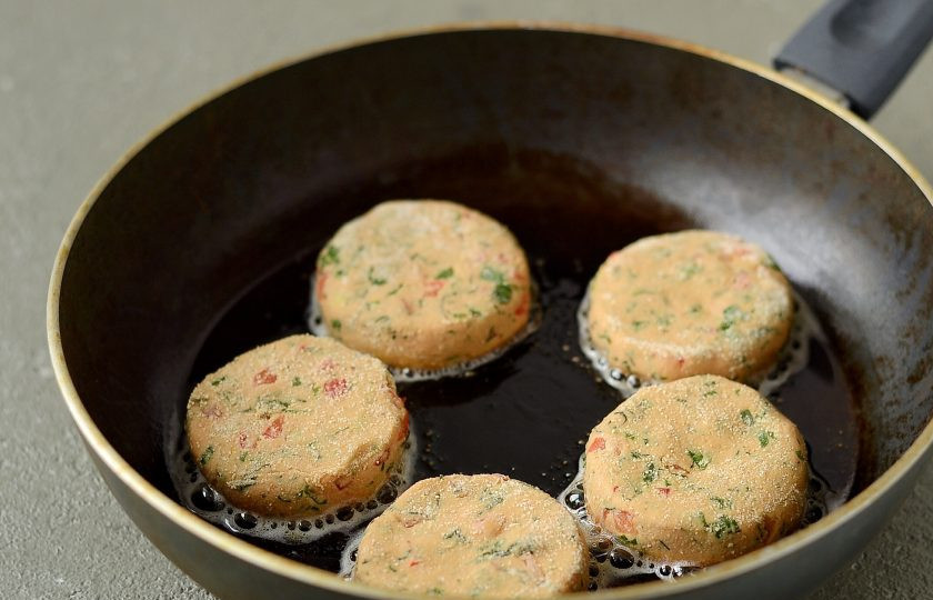 1. Этап. Котлеты из нутовой муки: Обжарьте котлеты с двух сторон до золотистого цвета.