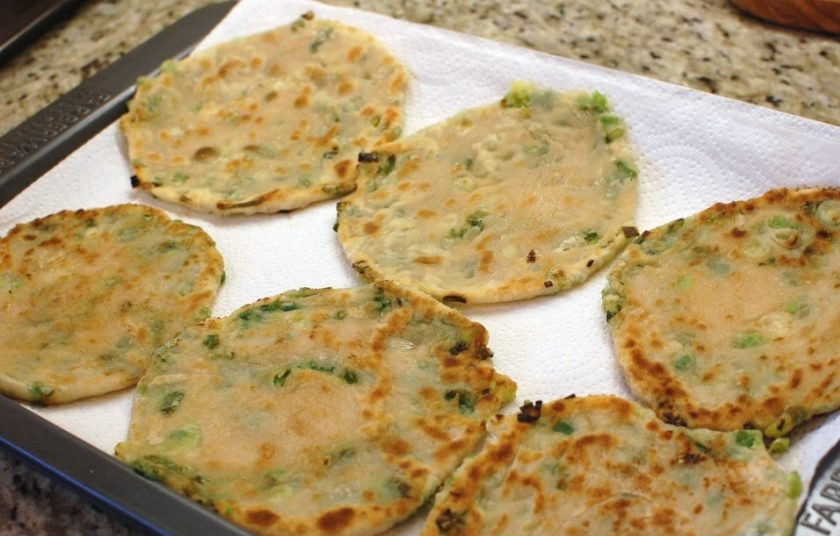 1. Этап. Лепешки на сковороде с зеленым луком: 11. Выложите приготовленные лепешки на бумажные полотенца.