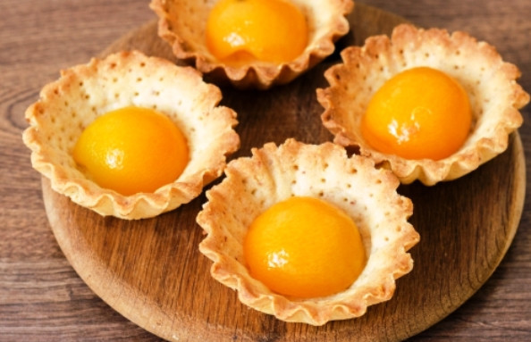 1. Этап. Абрикосовое суфле: В каждую корзинку положите консервированные абрикосы и сделайте шапку из суфле. Поставьте корзинки с суфле на полчаса в холодильник, затем подайте на стол.