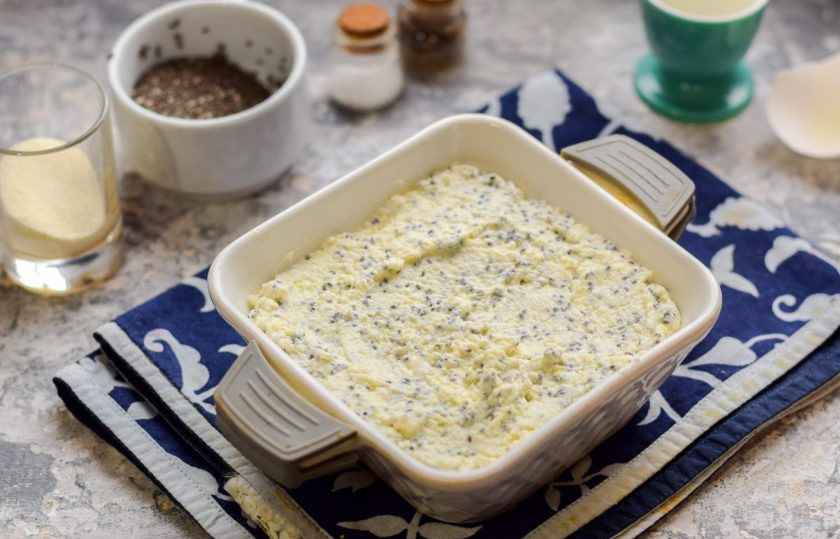 1. Этап. Творожная запеканка с семенами чиа: Переложите творог в смазанную маслом форму, выпекайте при 180 градусах 25 минут.