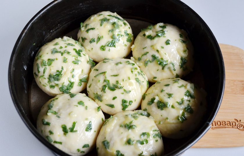 1. Этап. Сырные булочки с мясной начинкой: Каждую булочку смажьте сливочно-чесночной смесью. Отправьте форму в духовку на 20-25 минут. Температура - 220 градусов.