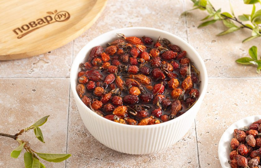 1. Этап. Компот из шиповника сушеного: Промойте ягоды, затем переложите их в миску и залейте горячей водой. Оставьте ягоды на 10 минут. Затем слейте воду и переберите ягоды от веточек.