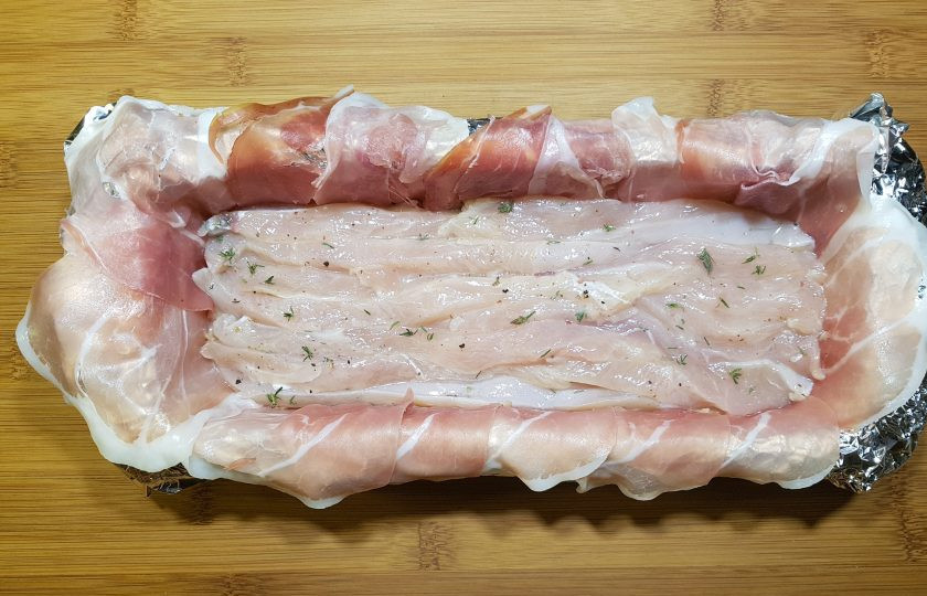 1. Этап. Террин из курицы с фисташками: Сверху выложите полоски замаринованной грудинки.