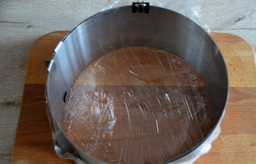 1. Этап. Морковный торт с вишней: Подготовьте разъемное кольцо, установив точно такой же диаметр, как для бисквита, 18-19 см. Оберните дно несколькими слоями пищевой пленки, установите на жесткую поверхность.