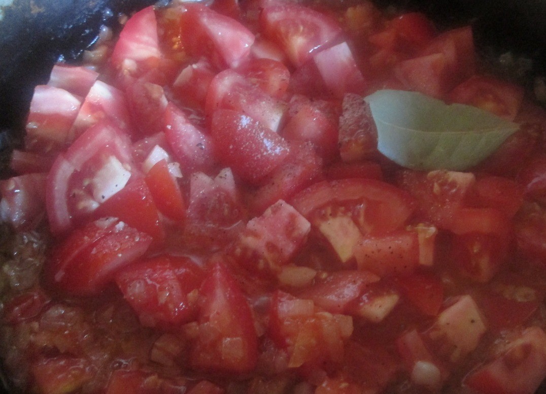 1. Stage. Lenten lasagna with eggplant: Add diced tomatoes, bay leaf, salt and pepper to the pan. Bring to a boil, turn down the heat and stew under a lid for 30-40 minutes.