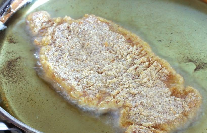 1. Этап. Шницель свиной: Разогрейте большое количество масла в глубокой сковороде. Выложите туда шницель.