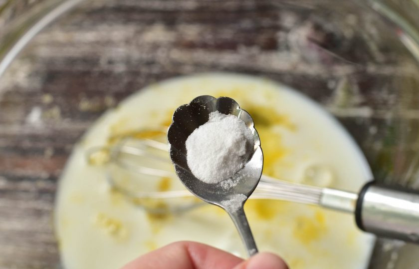 1. Этап. Якутские вафли: Добавьте соду. Перемешайте тесто.