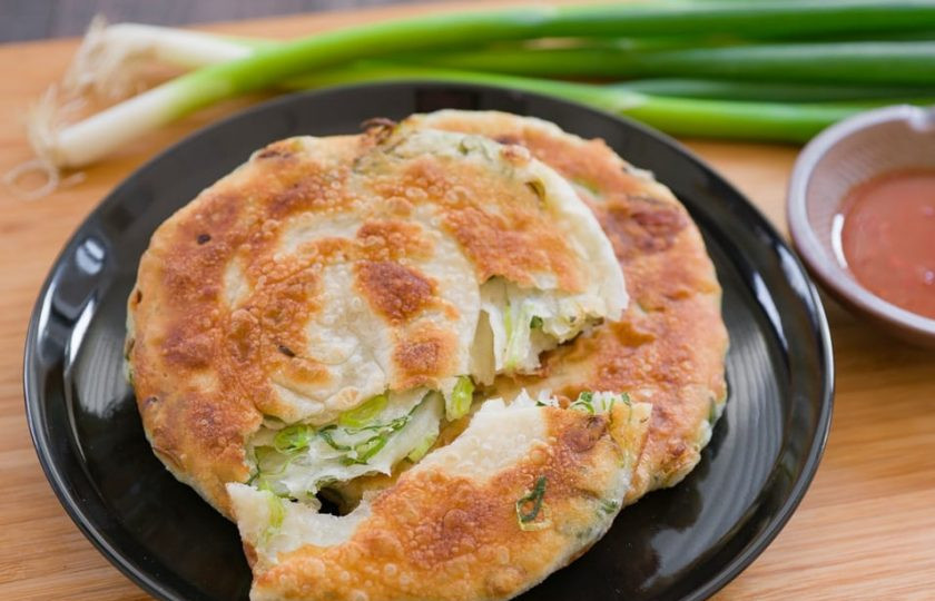 1. Этап. Жареные лепешки с зеленым луком: 12. Подавайте лепешки сразу после приготовления.