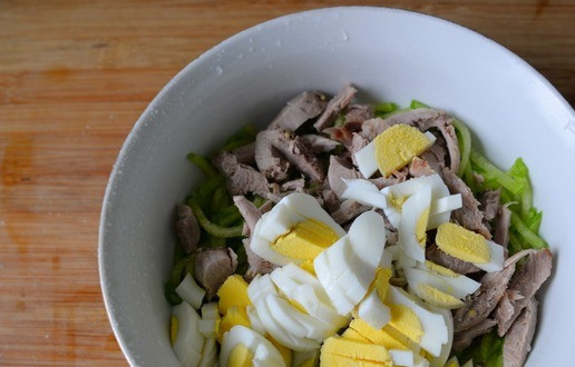 1. Этап. Салат с индейкой Хоритаки: В салатнике соединяем порезанное филе индейки и тёртую редьку, добавляем порезанное яйцо.