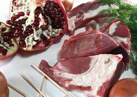 1. Этап. Люля-кебаб из фарша: Готовим фарш из хорошего мяса. В фарш можно добавить курдючное сало, если оно не очень жирное.