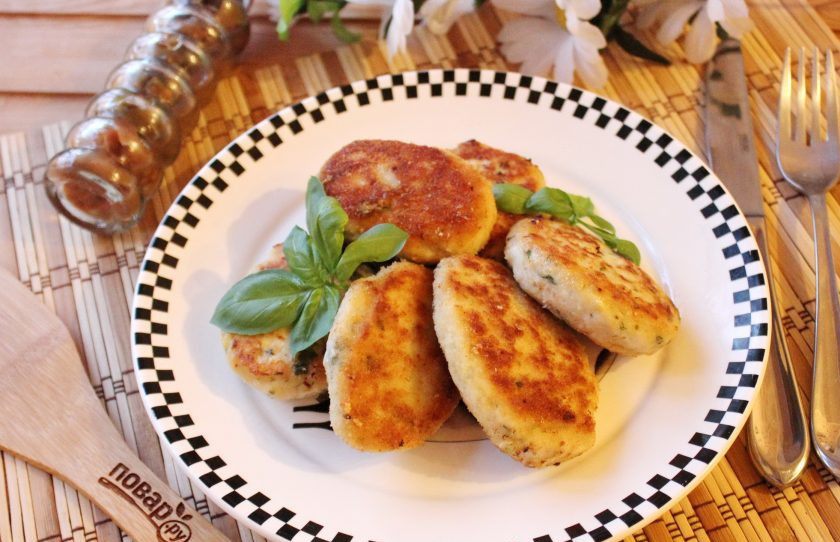 1. Этап. Куриные котлеты с базиликом: Куриные котлеты с базиликом готовы. Подавайте к столу с любым гарниром.