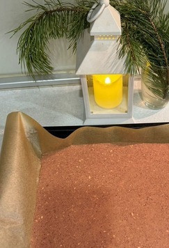 1. Этап. Печеночный рулет Две начинки: Печеночное тесто вылить на противень, застеленный пергаментом. Равномерно распределить