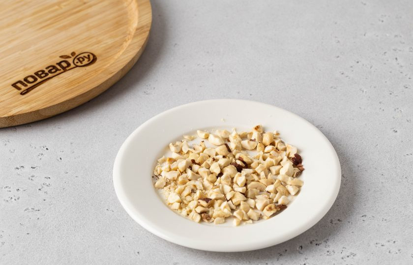 1. Этап. Мороженое из зеленого чая: Фундук крупно порубите.