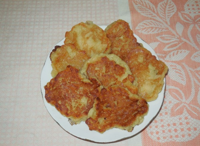 1. Этап. Оладьи на воде с яблоками: 9. Лишний жир я всегда убираю при помощи салфеток или бумажного полотенца. Подаются оладьи на воде с яблоками в горячем или холодном виде.