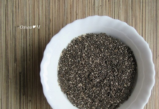 1. Этап. Веррины Тунец и чиа: Семена чиа залейте водой, перемешайте. Оставьте на 10-15 минут, пару раз перемешайте. За это время чиа хорошо набухнут и смесь загустеет.