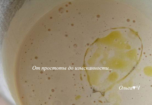 1. Этап. Миндальные птифуры с конфитюром: Влейте растопленное сливочное масло, хорошо перемешайте.