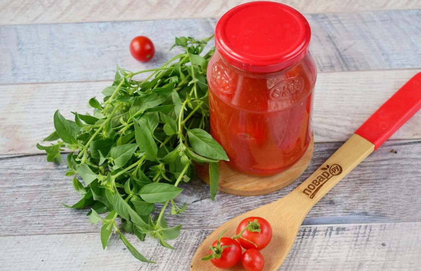 1. Этап. Помидоры-черри в собственном соку с базиликом: Помидоры черри заложите в стерилизованные банки, залейте кипящим соком, закатайте крышками. Укутайте в тепло, дайте полностью остыть. Храните в прохладном месте.