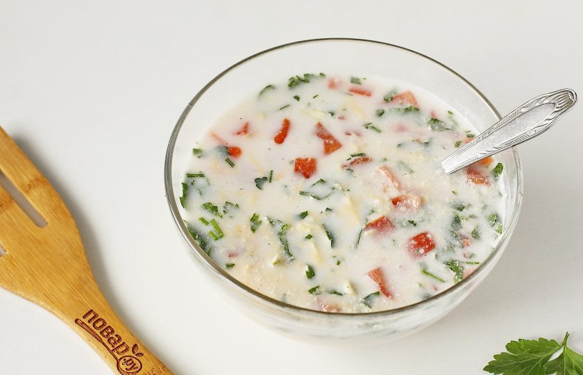 1. Этап. Голубцы по-румынски: Для заливки соедините тертый сыр, нарезанные кубиками помидоры, сметану, пропущенный через пресс чеснок и зелень. Влейте необходимое количество горячей воды, добавьте по вкусу соль, специи и хорошо все перемешайте.