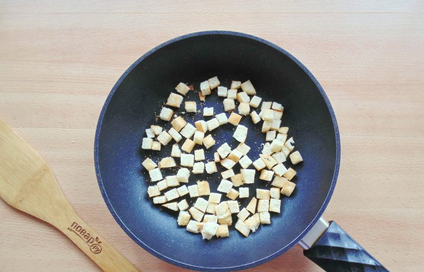 1. Этап. Сырный швейцарский суп: Белый хлеб, батон или булку нарежьте небольшими кубиками. Выложите на сковороду и слегка поджарьте до легкого золотистого цвета.