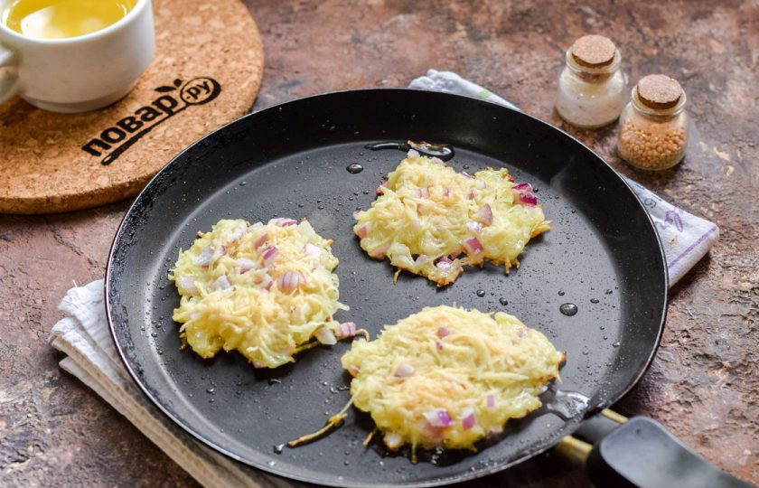 1. Этап. Белорусский завтрак: Сковороду разогрейте, смажьте растительным маслом, выложите небольшие лепешки из картофеля и лука.