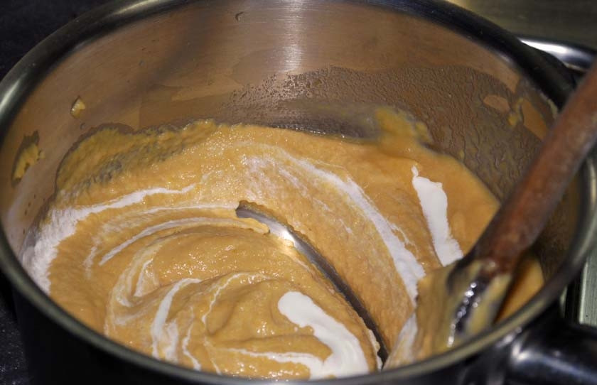 1. Этап. Свичкова на сметане: Затем добавьте в сотейник стакан воды, щепотку соли, уксус. Варите овощи, помешивая, пока вода не выпарится наполовину. Затем массу перетрите блендером, чтобы она стала однородной. Добавьте туда сливки, размешайте все и протрите через сито.