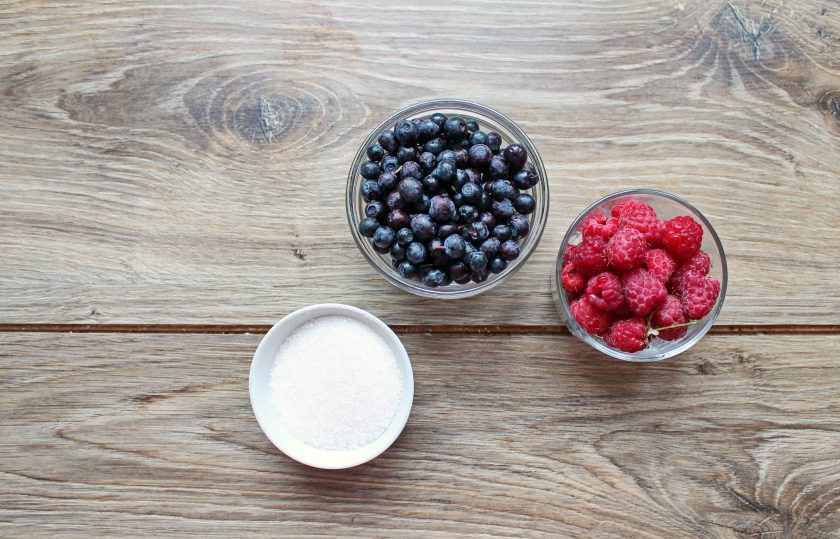 1. Этап. Варенье из малины с черникой: Подготовьте все необходимые ингредиенты для приготовления варенья из малины с черникой.