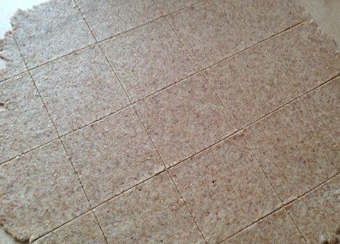 1. Этап. ПП-пельмени с баклажаном: Тесто раскатываем в тонкий пласт и нарезаем на квадратики со сторонами примерно 5 см.