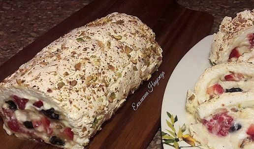 1. Этап. Меренговый рулет с ягодами и орехами: Заверните меренгу в рулет с помощью пергамента