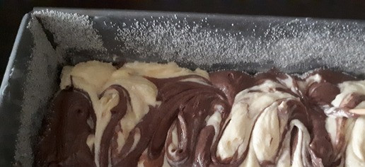 1. Этап. Мраморный кекс: Можно вилкой, а можно и деревянной шпажкой для шашлыка (у меня) делать рисунок- аккуратно и красиво, смешивая слои теста между собой.