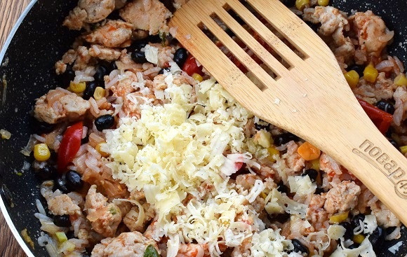 1. Этап. Перцы Тако: Добавьте натертый на мелкой терке сыр (50 г), перемешайте и снимите с огня. Посолите по вкусу.