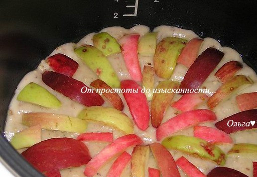 1. Этап. Ореховый пирог с яблоками и хлопьями: Тесто выложите в смазанную маслом чашу мультиварки. Сверху разложите яблоки, нарезанные дольками.