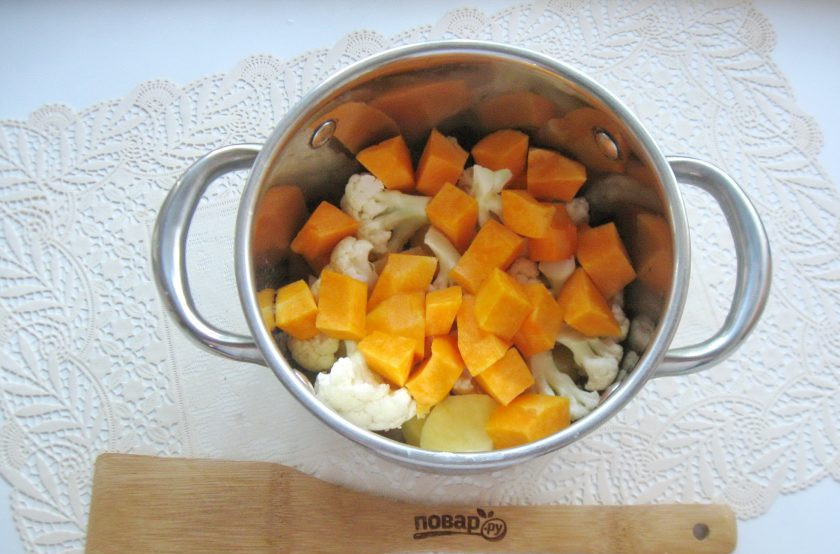 1. Этап. Суп-пюре из тыквы и цветной капусты: Тыкву очистите, помойте и нарежьте. Добавьте в кастрюлю.