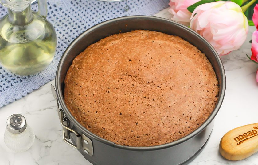 1. Этап. Торт Бисквитное чудо: Испеките бисквит в течение 35 минут до сухой шпажки и извлеките в форме. Переверните форму на бок и дайте выпечке остыть 20-30 минут.