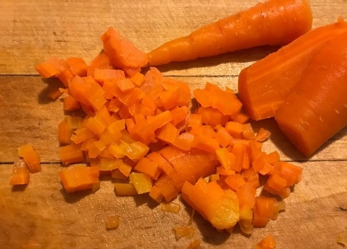 1. Этап. Оливье по-мексикански: 7. Очистим морковь и нарежем кубиками.