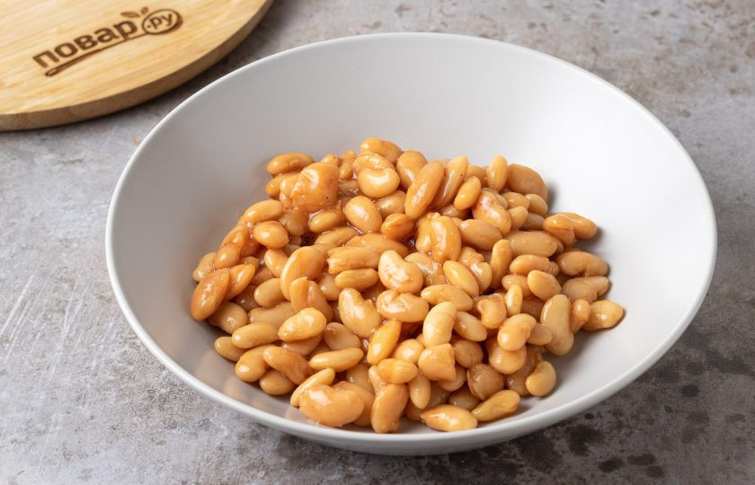 1. Этап. Салат с фасолью в томатном соусе: Отделите фасоль от соуса. Переложите в миску.